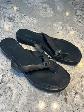 EUC COACH Shelly Black Leather Turnlock Thong Sandals - Size 9